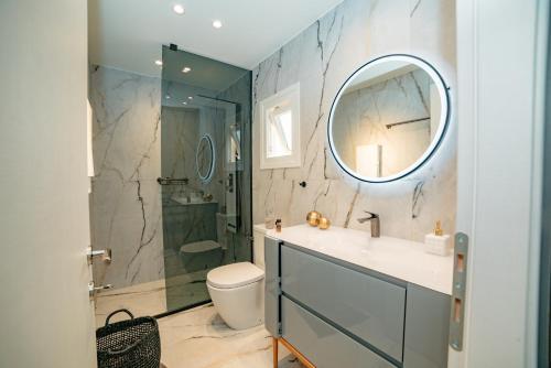 Bilik mandi di Daedalus Luxury Home - Seaview & Heated Pool