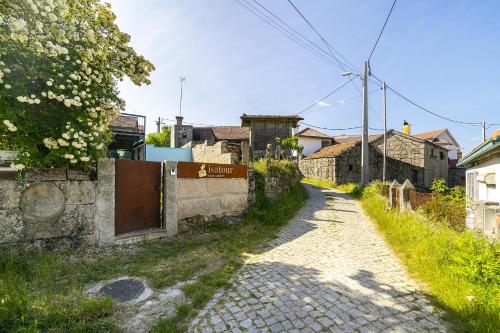 una calle en un pequeño pueblo con edificios en Isatour - Casa do Miradouro, en Adsamo