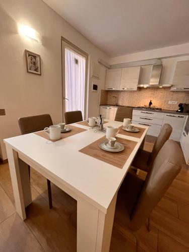 uma cozinha com uma mesa branca num quarto em Casa Biba em Torri del Benaco
