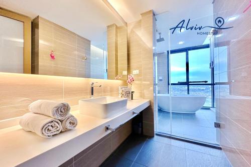 ein Badezimmer mit einer Badewanne, einem Waschbecken und einem Spiegel in der Unterkunft Alviv 99 Suites I 2-4pax I Luxury Suite I Bathtub I City I 5min River Cruise in Malakka