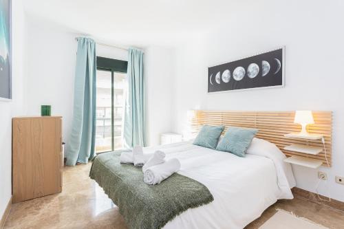 Habitación blanca con cama y ventana en Apartamento Marques de Salamanca, en Marbella