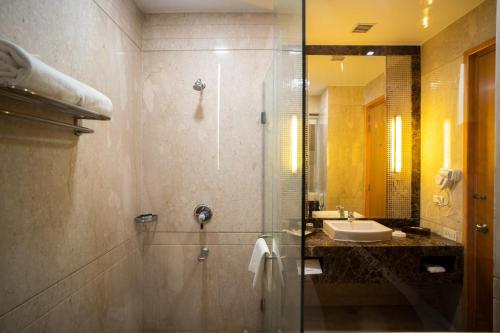 Kylpyhuone majoituspaikassa Opulent by Udman Chhattarpur