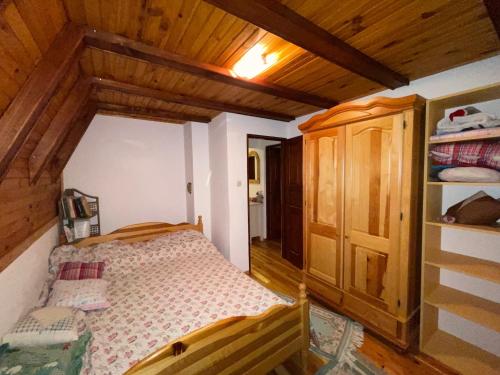 Habitación pequeña con cama y techo de madera. en Oaza mira Vlasic en Vlasic