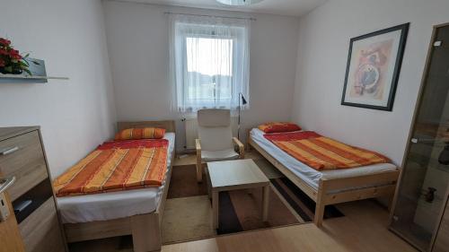 a small room with two beds and a window at Ferienwohnung Schlieben in Schlieben