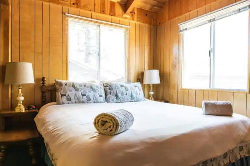 A bed or beds in a room at Cottage close to Hiking with Outdoor dining area