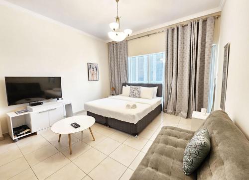 RH- Relaxing Studio, Downtown with private balcony, walk away from Burj Khalifa