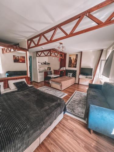 sala de estar con 2 camas y sofá en New Pera Hotel, en Estambul