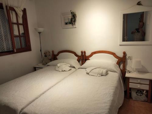 2 Einzelbetten in einem Schlafzimmer mit einem Mann, der ein Foto macht in der Unterkunft MI CASITA DE LA PLAYA in Puerto del Carmen