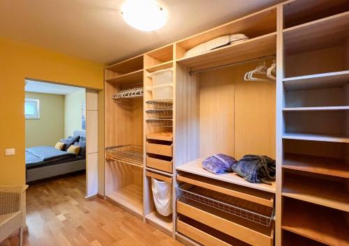 Двухъярусная кровать или двухъярусные кровати в номере Ferienhaus Conradshöh