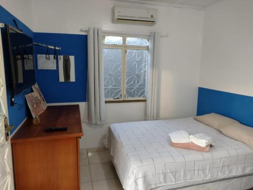 een kleine slaapkamer met een bed en een raam bij Meu Oca in Boa Vista