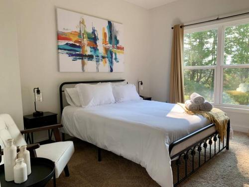 Panorama Place! Comfy Asheville Retreat Sleeps 10! في أشفيل: غرفة نوم بسرير كبير ونافذة