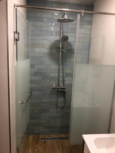 um chuveiro com uma porta de vidro na casa de banho em ДОМ1 em Varna City