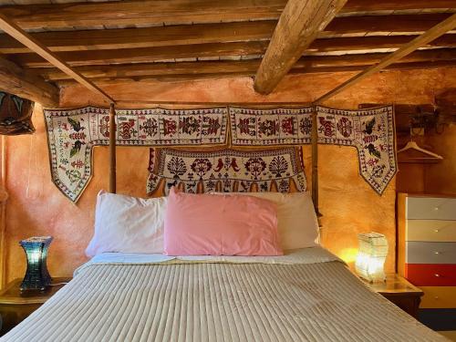 um quarto com uma cama e uma parede de madeira em Casa Portale em Ronciglione
