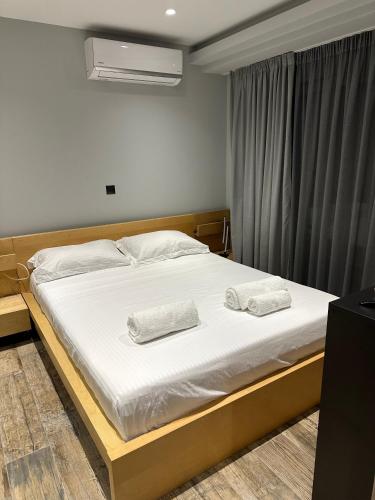een slaapkamer met een bed met twee handdoeken erop bij Magic View 4U in Kineta