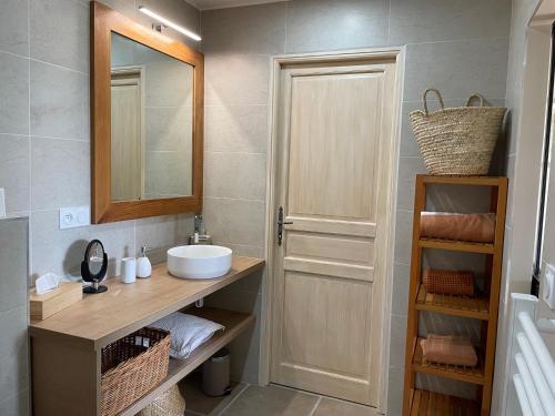un baño con lavabo y espejo en Les jardins de la Capelière, en Méounes-lès-Montrieux