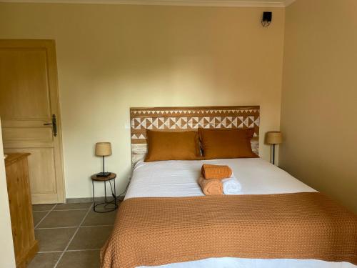 un dormitorio con una cama con dos almohadas. en Les jardins de la Capelière, en Méounes-lès-Montrieux