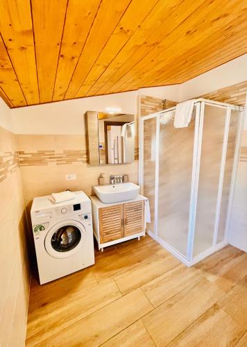a bathroom with a washing machine and a shower at Casa Biba in Torri del Benaco