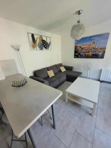 un salon avec un canapé et une table dans l'établissement COLLIOURE tres bel appart a 150 metres des plages avec jardin prive et parking dans residence securisee, à Collioure