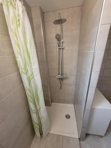 a shower with a shower curtain in a bathroom at COLLIOURE tres bel appart a 150 metres des plages avec jardin prive et parking dans residence securisee in Collioure