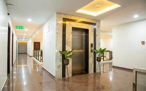 un pasillo de un edificio con ascensor en The Fortune Hotel By Swathi Group, en Koppal