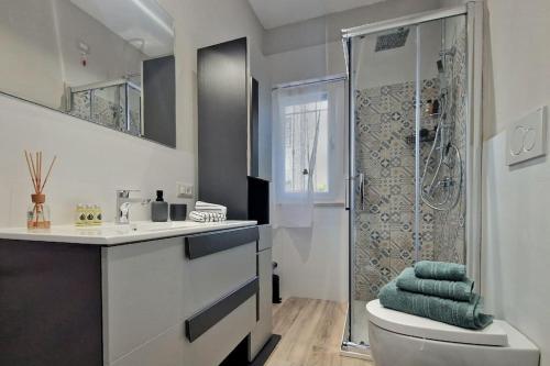 a bathroom with a shower and a toilet and a sink at [Sogno Marino] Nuovo Appartamento a 150m dal Mare in Porto SantʼElpidio