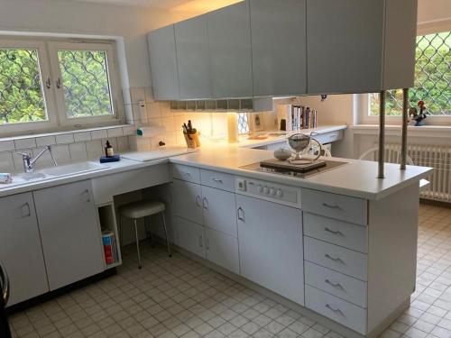 a kitchen with white cabinets and a sink at Schönes Zimmer in guter Lage in Aalen/Unterkochen in Unterkochen