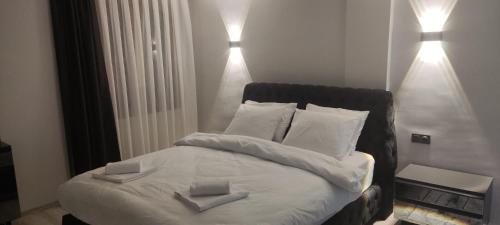 Een bed of bedden in een kamer bij Sağlam Apart Otel