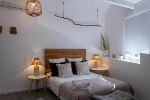 1 dormitorio con 1 cama y 2 lámparas en 2 mesas en Mas Lafleur en Châteaurenard