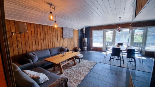 a living room with a couch and a table at Skurdalsvegen 37L in Geilo