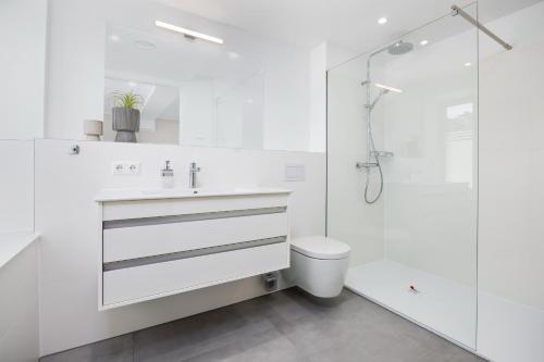ビンツにあるStrandresidenzen Binz-Prora Strandresidenzen Binz-Prora D0 1のトイレとシャワー付きの白いバスルーム
