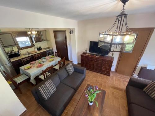 Кухня или мини-кухня в Stylish Maisonette with 3 Bedrooms in Vourvourou, Greece
