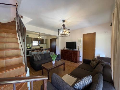 Телевизор и/или развлекательный центр в Stylish Maisonette with 3 Bedrooms in Vourvourou, Greece