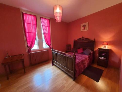 Schlafzimmer mit einem Bett und rosa Wänden und Fenstern in der Unterkunft Location à Lannes - Clévacances 3 clés in Lannes