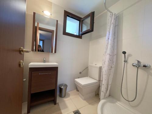 Ванная комната в Stylish Maisonette with 3 Bedrooms in Vourvourou, Greece