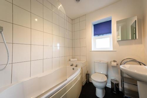 uma casa de banho com uma banheira, um WC e um lavatório. em Pass the Keys Town Location for Shrewsbury with 3 Bedrooms em Shrewsbury