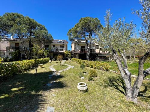 Сад в Stylish Maisonette with 3 Bedrooms in Vourvourou, Greece