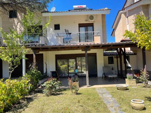 Сад в Stylish Maisonette with 3 Bedrooms in Vourvourou, Greece