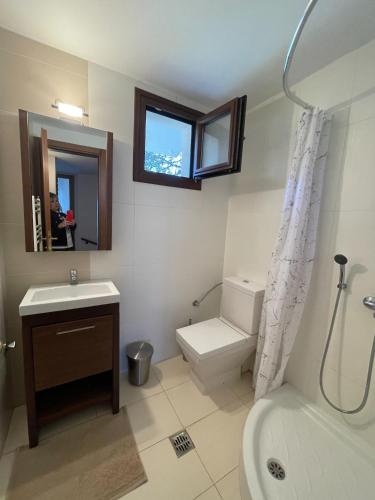 Ванная комната в Stylish Maisonette with 3 Bedrooms in Vourvourou, Greece