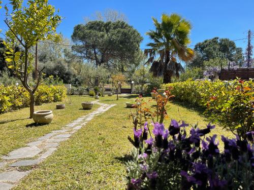 Сад в Stylish Maisonette with 3 Bedrooms in Vourvourou, Greece