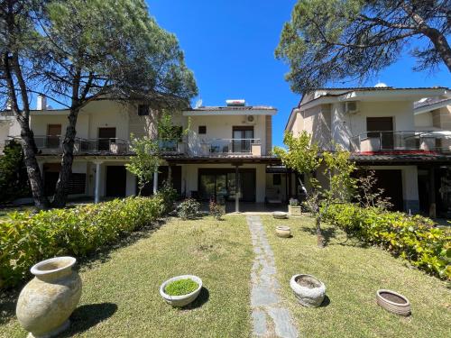 Сад в Stylish Maisonette with 3 Bedrooms in Vourvourou, Greece