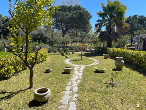 Сад в Stylish Maisonette with 3 Bedrooms in Vourvourou, Greece