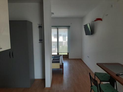 ein Wohnzimmer mit einem Tisch und einem Esszimmer in der Unterkunft Ime Ruze apartmani Banja Vrujci in Gornja Toplica