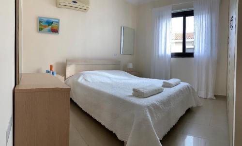 Ένα ή περισσότερα κρεβάτια σε δωμάτιο στο Quiet kykladesAG10/near the beach, Paralimni