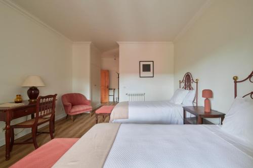 阿格拉索山索布勞的住宿－Deluxe Bedroom in Farmhouse, Swimming Pool, By TimeCooler，一间卧室配有两张床、一张桌子和一把椅子