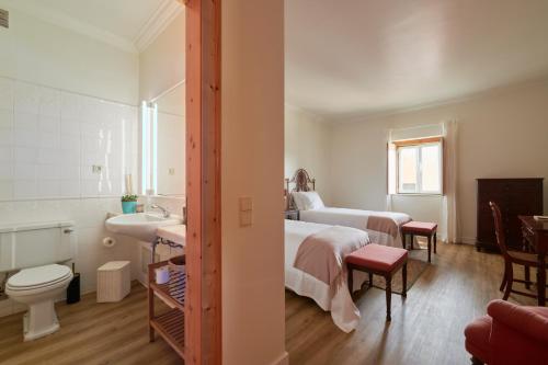 una camera da letto con un letto, un lavandino e un water di Deluxe Bedroom in Farmhouse, Swimming Pool, By TimeCooler a Sobral de Monte Agraço