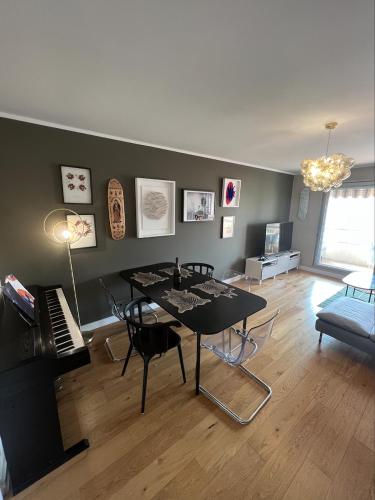 uma sala de estar com uma mesa e um piano em Beautiful Arty Apartment em Nice