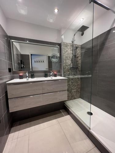 une salle de bain avec douche et lavabo dans l'établissement Beautiful Arty Apartment, à Nice