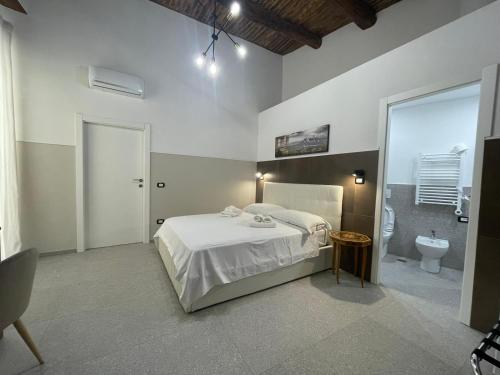 een slaapkamer met een bed en een badkamer met een toilet bij La Suite del Centro Storico in Napels