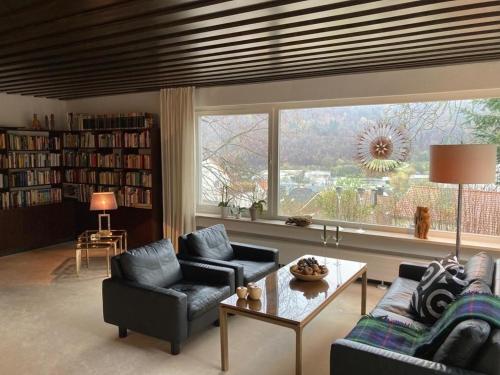 un soggiorno con due divani e una grande finestra di Privates Zimmer & Bad in Aalen/Unterkochen a Unterkochen