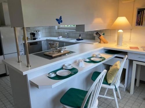 a kitchen with a counter with green plates on it at Privates Zimmer & Bad in 73432 Aalen in Unterkochen